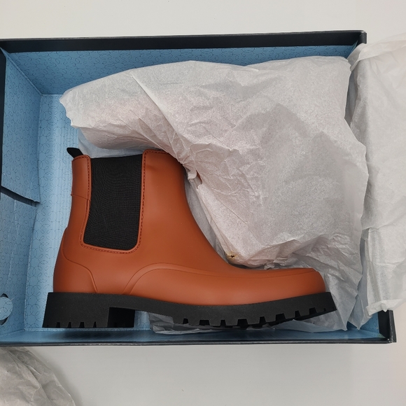 Bernardo Addison Rain Woman Ankle Boots Amber PVC Brown Red Size 10 New in box - Picture 2 of 11